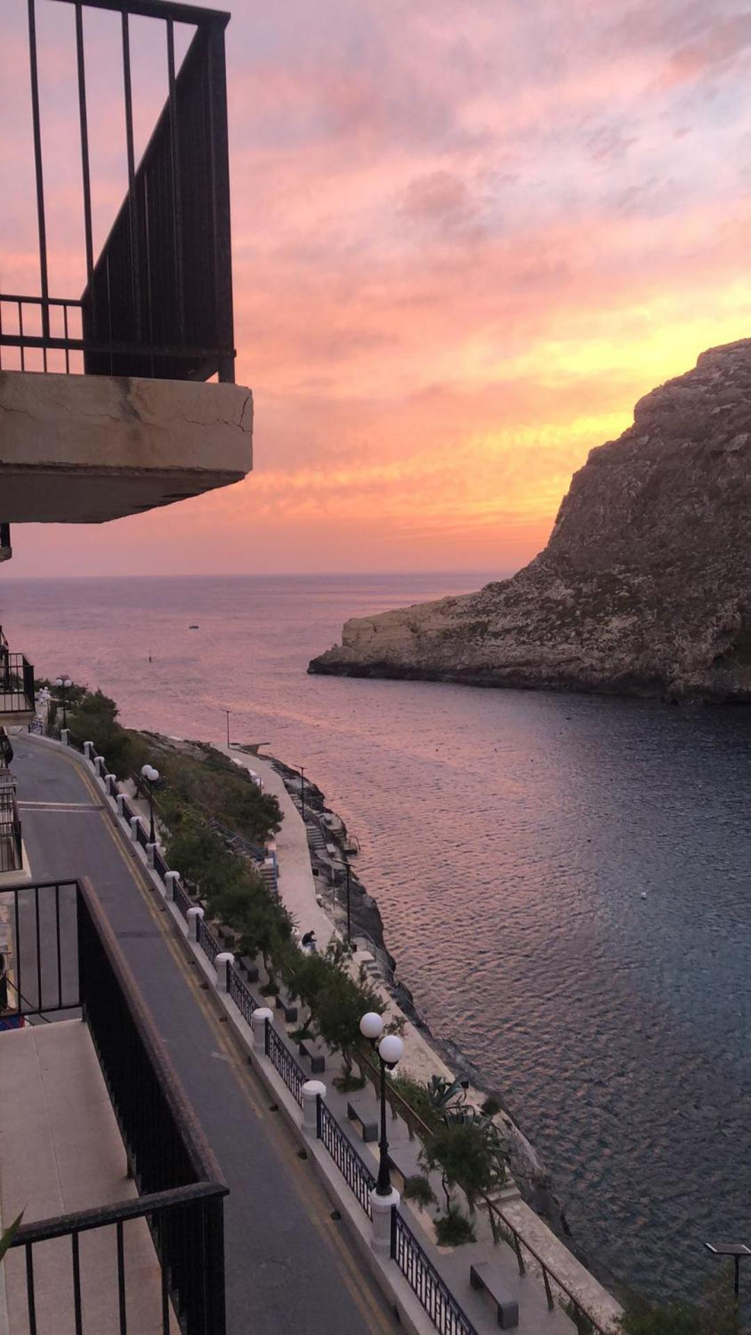 Seafront Apartment With Amazing Sunset View Xlendi Ngoại thất bức ảnh